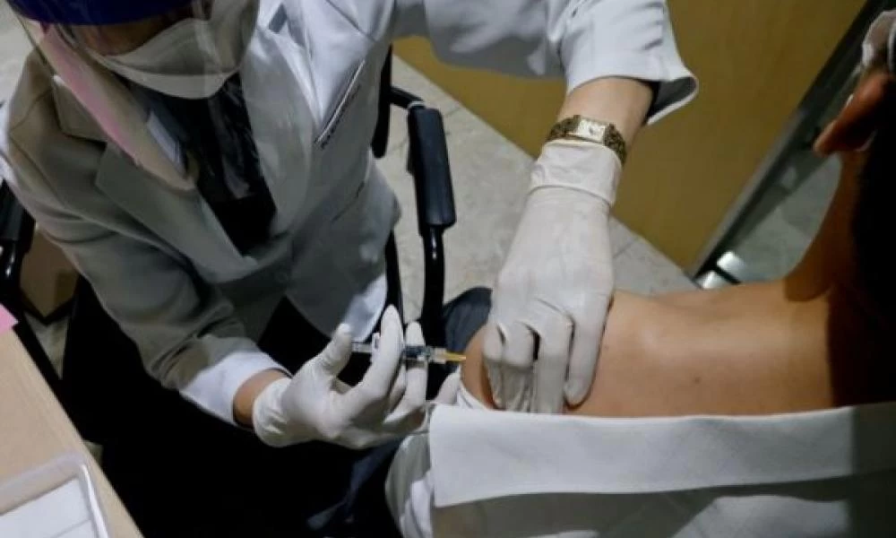 Κορονοϊός: Πιο πρόθυμοι να εμβολιαστούν οι άντρες από τις γυναίκες